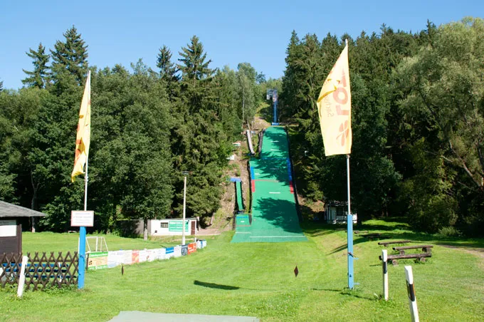 Die Hasselbachschanze in Wippra in gepflegtem Zustand im Hochsommer